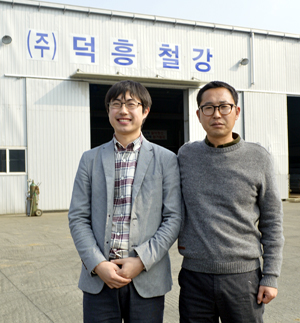 덕흥철강 원덕신 사장(오른쪽), 원덕석 차장 형제