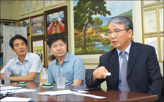 (주)하이스텐을 소개하는 김종재 대표이사(맨오른쪽)와 임직원들
