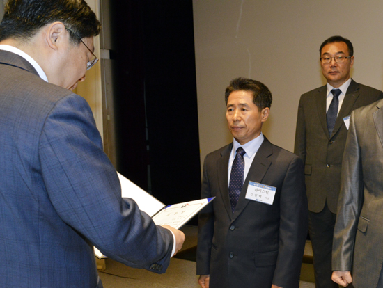 산업통상자원부 장관상을 수상하고 있는 김현택 직장