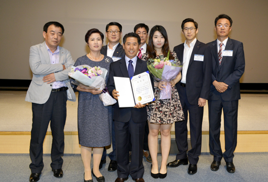 수상자 김현택 직장이 하이스틸 임직원 및 가족들과 기념촬영을 하고 있다.