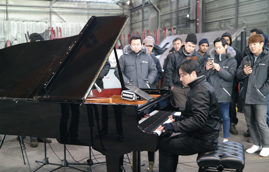 피아니스트 박종화씨가 더부철강산업 공장에서 피아노를 연주하고 있다.
