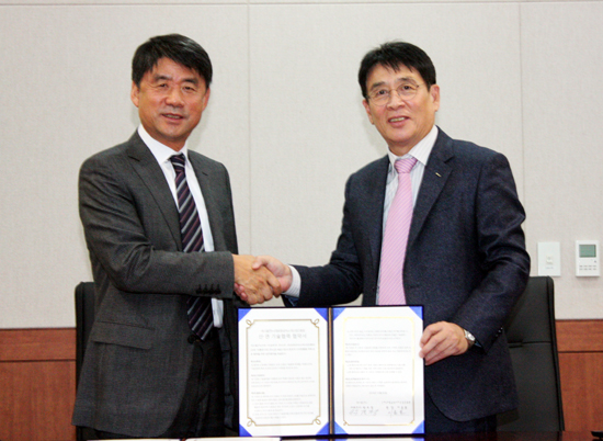 넥스틸 박효정 사장과 POMIA 이종봉 원장(왼쪽부터)