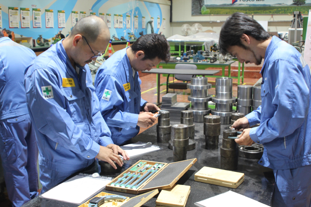 포스코재팬 가공센터 직원들이 포항 설비기술부 중앙수리섹션 교육장에서 설비 조립 실습을 하고 있다.