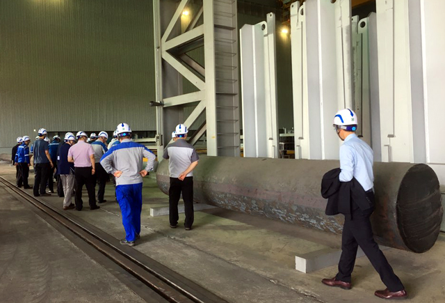 참가자들이 태웅의 제강공장 생산현장을 둘러보고 생산된 제품을 살펴보고 있다.