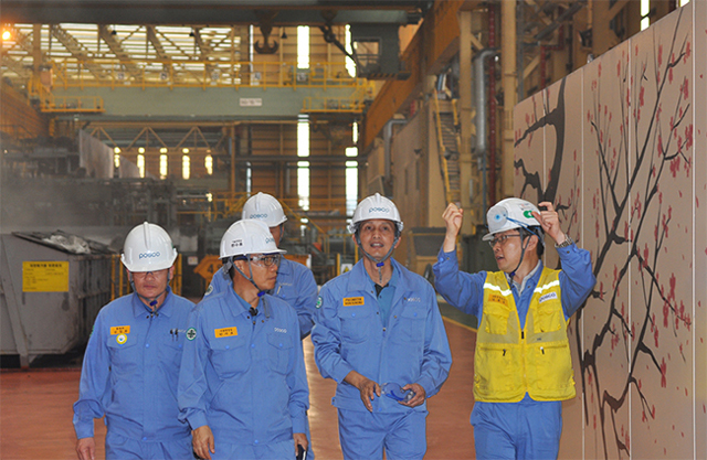 위스누 크라카타우스틸 제철소장(오른쪽에서 두 번째)이 직원의 안내를 받으며 포스코 광양제철소 4열연공장에서 조압연 현장을 견학하는 모습.