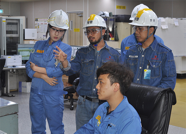 인도네시아 크라카타우스틸 엔지니어들이 광양 2열연공장 운전실에서 조업 과정을 살펴보며 압연유 등의 관리방법에 대해 의견을 나누고 있다.