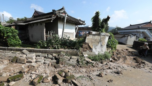 사진: 지난해 9월 12일 규모 5.8의 지진이 경북 경주지역을 강타해 23명이 다치고 110억원의 재산 피해가 발생했다.