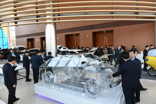 행사 참가자들이 포스코의 신소재 ´마그네슘강판´이 적용된 차세대 전기차 컨셉 차체 모형을 관람하고 있다.