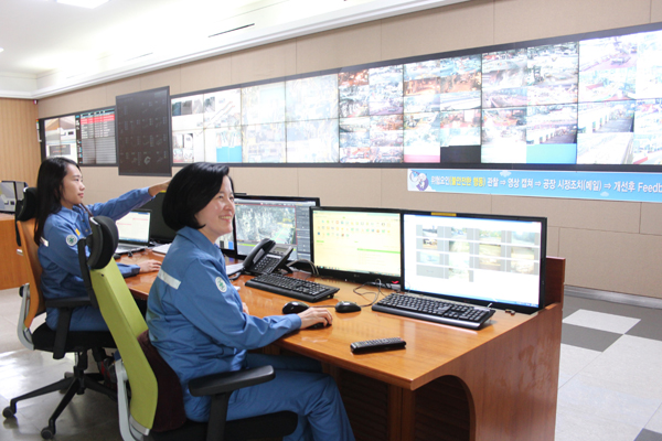 포항제철소 IMC센터에 상주하는 분석요원들이 조업현장의 CCTV 영상을 모니터링해 직원 안전 보호에 힘쓰는 모습