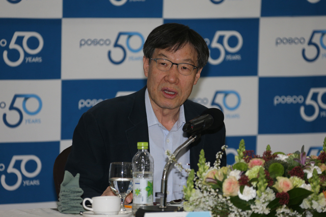 권오준 회장이 3월 31일 ´포스코 창립 50주년 기념 기자간담회´에서 질의 응답을 하고 있다.