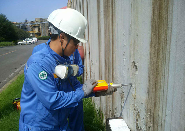 포스코 광양제철소 직원이 콘크리트 구조물 압축 강도를 측정하고 있다.