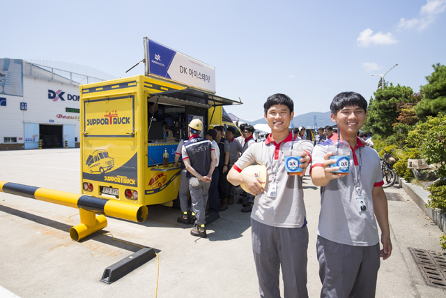동국제강 부산공장 직원들이 사업장 내에 배치된 ‘커피트럭’ 앞에서 아이스 음료를 마시고 있다.