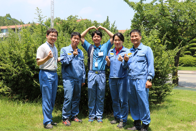 김윤구 신입사원(중앙)이 광양제철소 엔지니어 학습봉사단원들과 점심 식사 후 기념 사진을 찍고 있다.