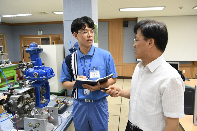 김윤구 신입사원이 광양제철소 기술교육센터에서 교육을 받고 있다.