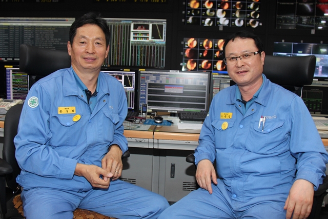 문상희(사진 왼쪽) 2제선공장 과장은 ‘4고로 스마트형 노열 자동제어시스템’을 개발해 안정적인 쇳물 생산에 기여했다.