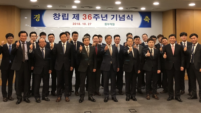 동부제철 김창수 사장과 수상자들의 단체사진