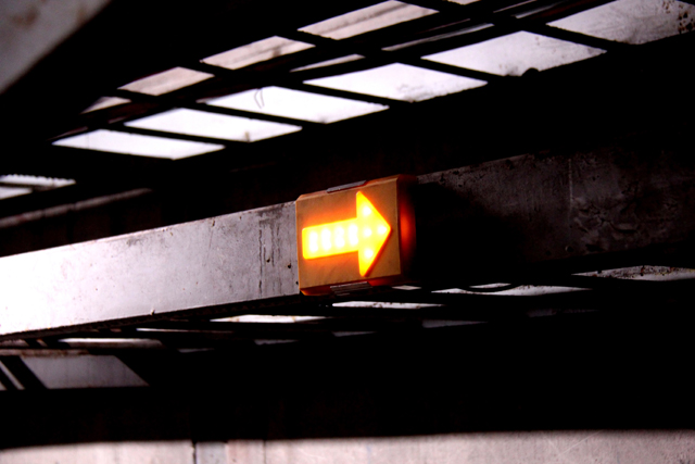 포스코 포항제철소는 용광로의 통신선, 전선 등이 지나가는 관로인 ‘지하 칼버트(Culvert)’에 방향표시등이 설치된 모습.