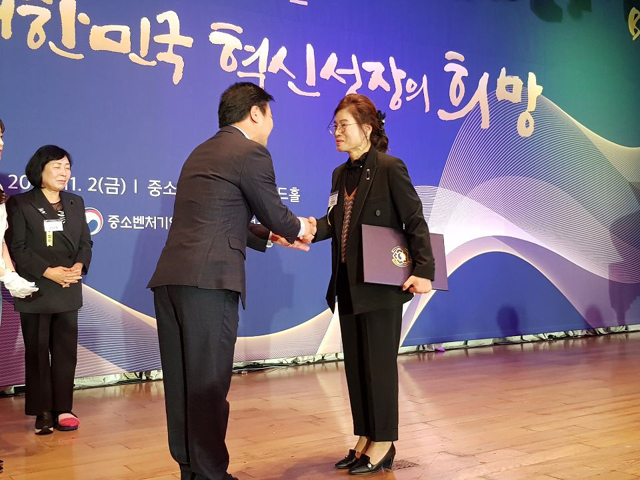 11월 2일 대한오케이스틸 김연선 대표가 ‘제22회 여성경제인 날’ 기념식에서 산업포장을 수상했다.