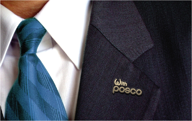 포스코는 최근 ´With POSCO´ 배지를 임직원들에게 배포하고 본격적으로 패용하기 시작했다.