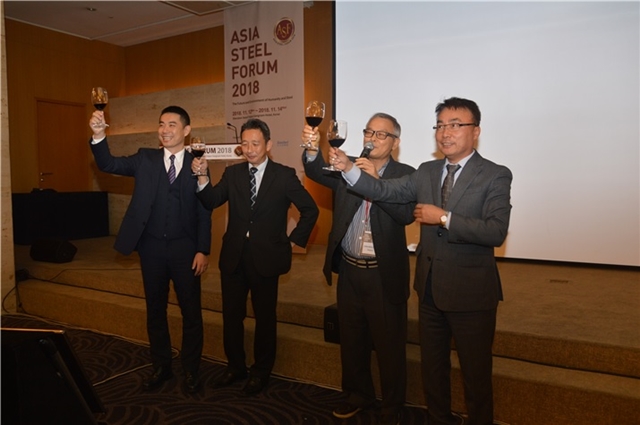 ASF2018을 공동주최한 각국 언론사 임원들이 건배를 제의하고 있다.