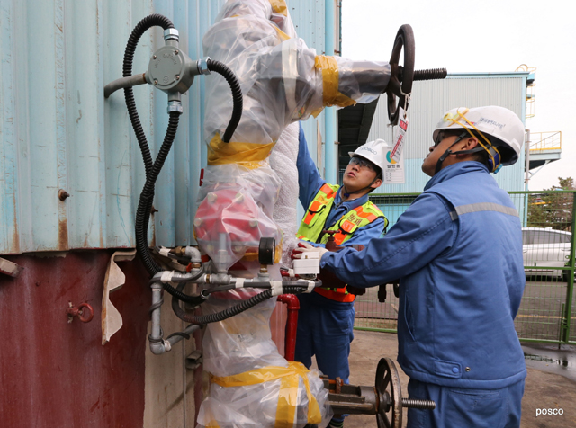 포스코 포항제철소 직원들이 옥외 밸브에 동파 예방 작업을 하고 있다.
