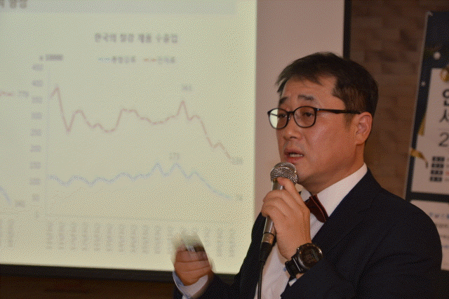 스틸앤스틸 손정수 상무는 내년 철강수요산업 경기에 대해 조선을 제외하고 개선을 기대하기 어려운 상황이라고 설명했다.