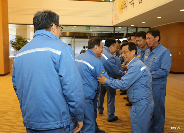 포스코 김학동 생산본부장(사진 우측 첫번째)이 취임식을 마친 후 행사장을 나서는 직원들과 악수를 나누고 있다.