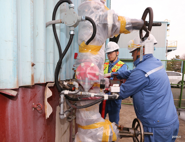 포스코 포항제철소 직원들이 옥외 밸브에 동파 예방 작업을 하고 있다.