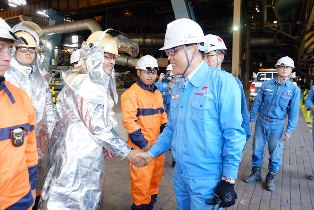 포스코 최정우 회장이 크라카타우 포스코 제철소를 방문해 직원들을 격려했다.