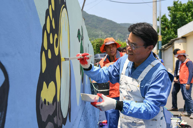 포스코 최정우 회장이 글로벌 볼런티어 위크 첫날인 지난 24일 광양 섬거마을에서 임직원들과 벽화그리기 봉사활동을 하고 있다.