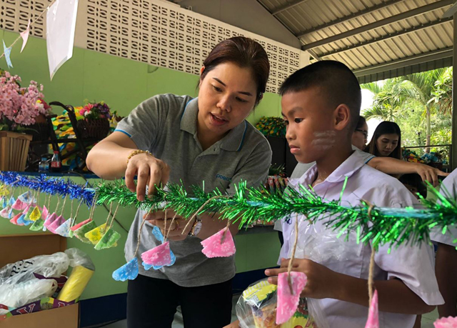 태국 POSCO-SouthAsia 임직원이 인근지역 반농송 초등학교에 어린이와 양호실 환경 개선 활동을 하고 있다.