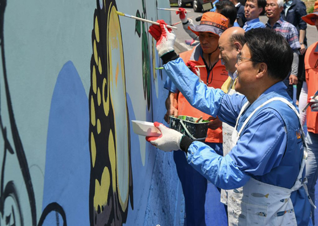 포스코 최정우 회장(오른쪽)이 정현복 광양시장(왼쪽)과 포스코 글로벌 볼런티어 위크 첫날인 지난 24일 광양 섬거마을에서 임직원들과 벽화그리기 봉사활동을 하고 있다.