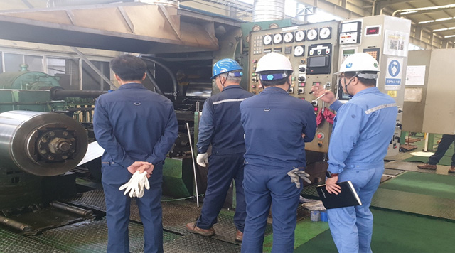 지난 6월 포스코 포항제철소 설비기술부 직원들이 대구 한국클래드텍에서 압연기 헌팅과 가열로 효율을 진단해 주고 있는 모습.