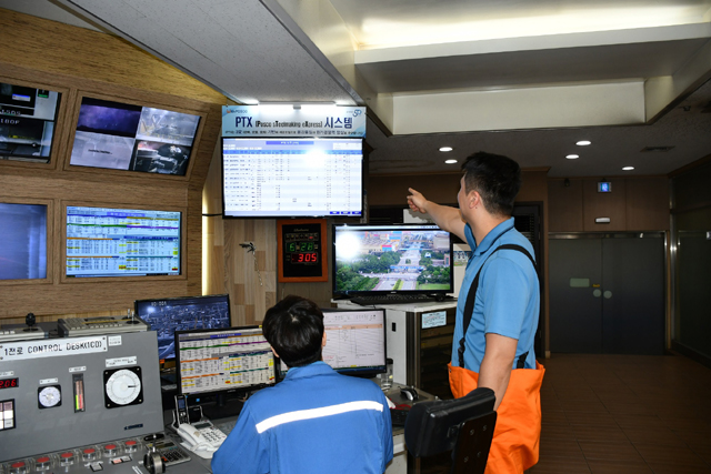 포스코 포항제철소 2제강공장 운전실에서 PTX 시스템을 활용하는 모습.