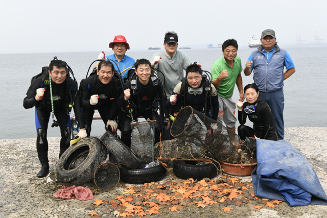 지난 10일 광양제철소 재능봉사단 클린오션 봉사단이 해양 환경보호에 기여한 공으로 서해지방경찰청으로부터 감사장을 수여받았다.