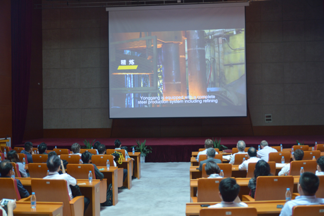 참가자들이 용강그룹 소개 영상을 시청하고 있다.