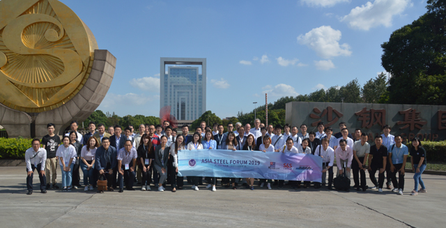 참가자들이 사강그룹 정문 앞에서 기념사진을 촬영하고 있다.