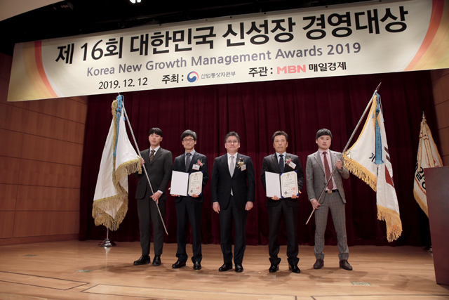 기보스틸이 ´2019 대한민국 신성장 경영대상´에서 국무총리 표창을 수상했다. 시상식에 참석한 전병억 부사장(오른쪽에서 두번째)과 직원들.