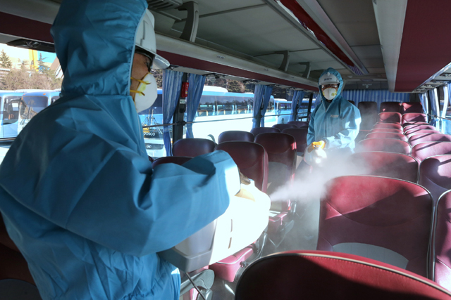 포스코 포항제철소 직원들이 이용하는 통근 버스 안을 방역하는 모습