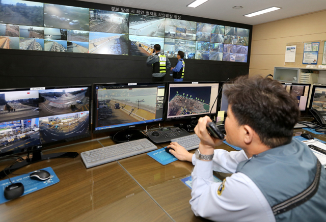 포항제철소 보안직원들이 보안상황실에서 최첨단 CCTV를 활용해 제철소 경계구역을 모니터링하고 있다.