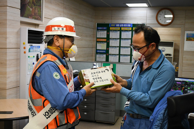 김진형 전기강판부장(왼쪽)이 운전실 직원에게 생강차 분말을 전달하며 철저한 안전관리를 당부하고 있다.