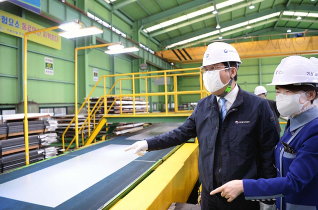 성윤모 산업통상자원부 장관이 현대제철 냉연 코일센터 기보스틸을 방문했다. (사진=산자부)