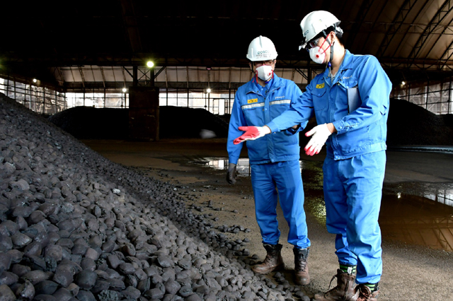 포스코 포항제철소 직원들이 부산물을 재활용해 만든 원료를 검토하고 있다.