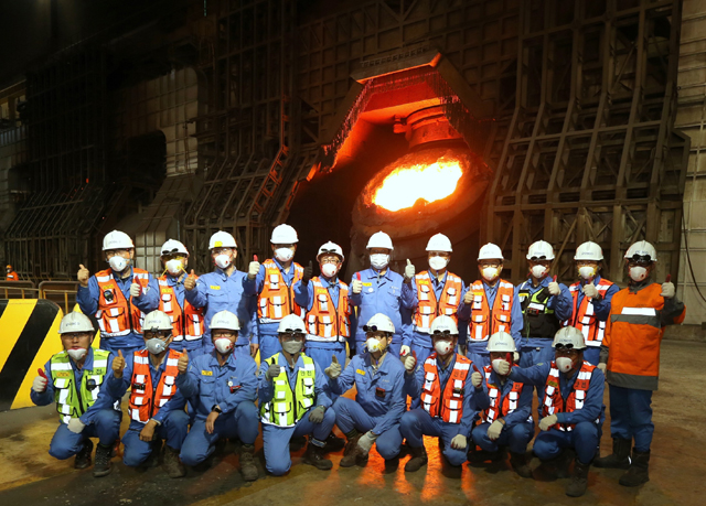 포스코 포항제철소 임직원들이 7일 자동화 시스템이 적용된 3제강공장 1전로 앞에서 기념사진을 찍고 있다.