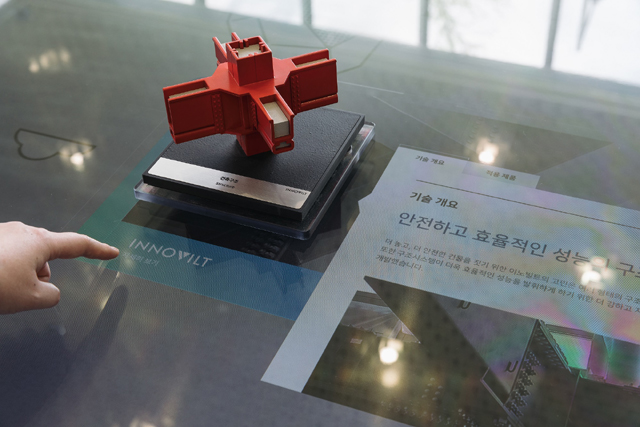 더샵갤러리에 위치한 이노빌트 미디어테이블. 이노빌트 제품군 미니어처를 테이블 위에 놓으면 증강현실(AR)을 통해 제품 정보, 건축 기술 등을 확인할 수 있다.