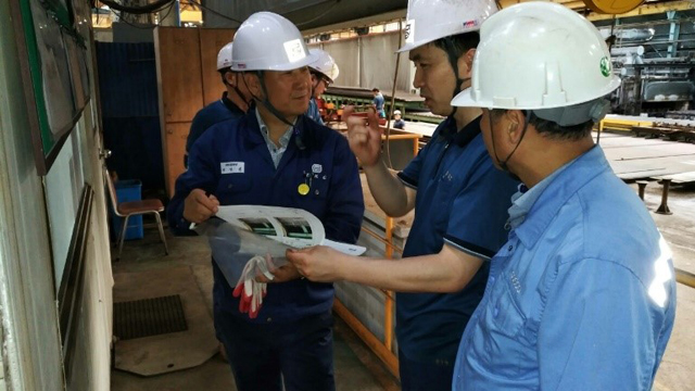 포스코 포항제철소 혁신허브섹션 직원이 스테인리스 후판 생산업체인 DKC에서 현장을 점검하고 있다.