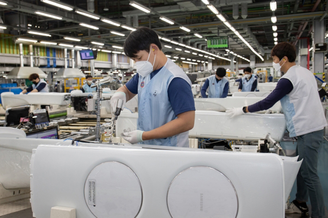 삼성전자 광주공장에서 직원들이 ‘무풍에어컨’을 생산하고 있다. (사진=삼성전자)