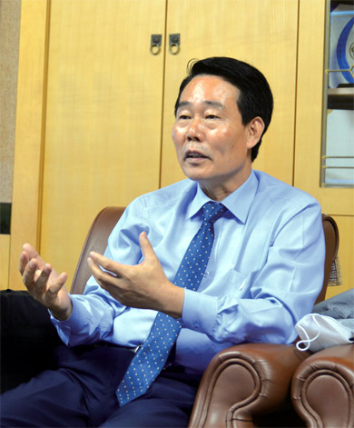 인터뷰중인 크린마그네트시스템 김효환 사장