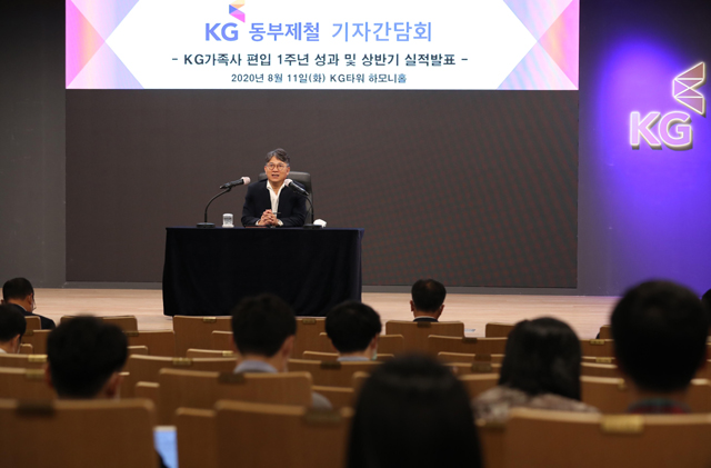 곽재선 KG동부제철 회장이 11일 진행한 기자간담회에서 질문에 답하고 있다.