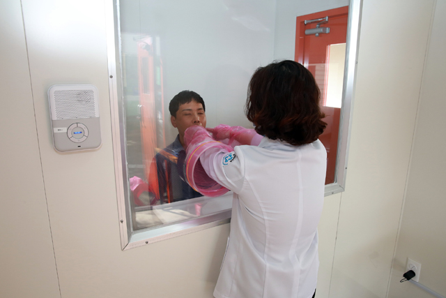 럭스틸 바이오로 시공된 안심진료소에서 제일병원 의료진이 동국제강 직원에게 검체 채취 시범을 보이고 있다.
